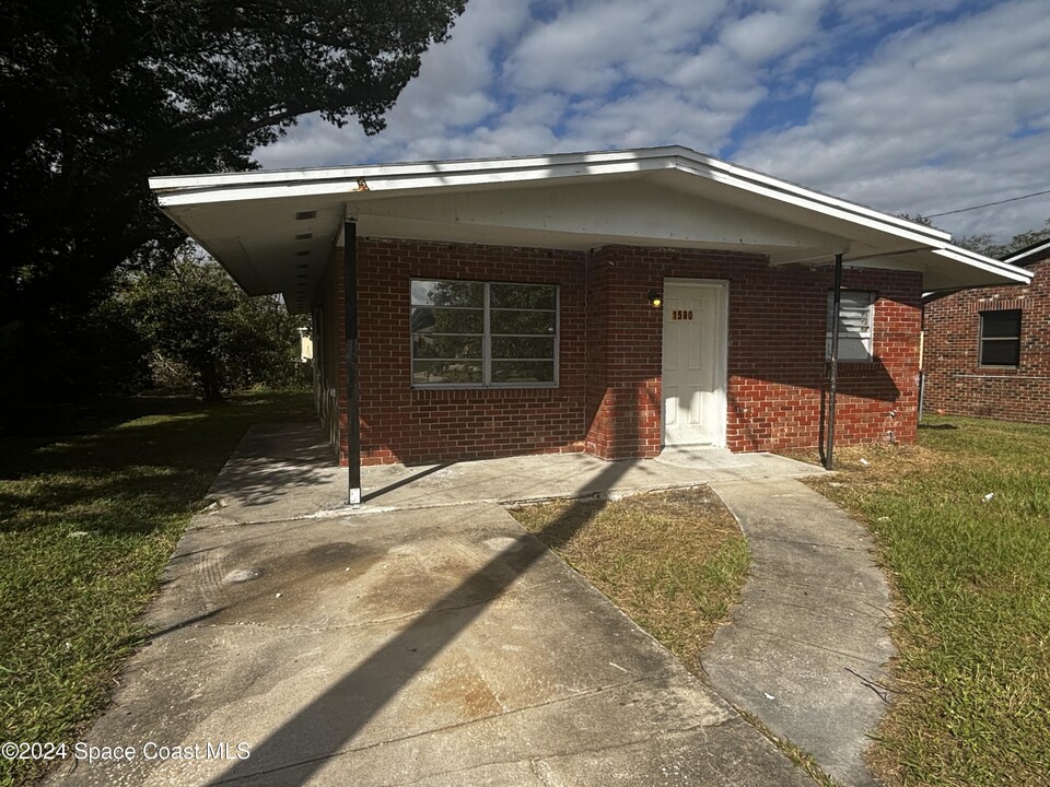 1590 S Deleon Ave in Titusville, FL - Foto de edificio