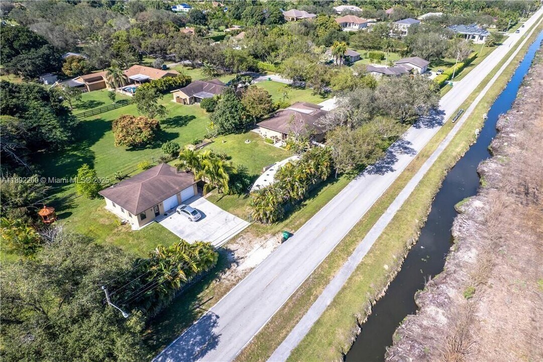 13602 SW 24th St in Davie, FL - Foto de edificio