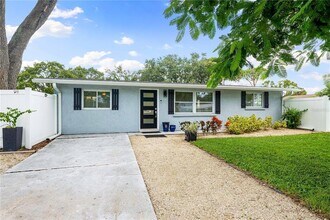 1911 Upper Beechwood Ave in Sarasota, FL - Building Photo - Building Photo