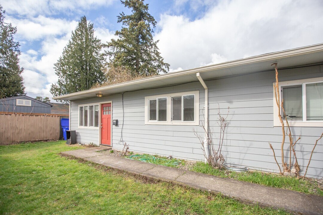 6836 N Rochester St in Portland, OR - Building Photo