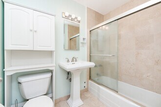 1360 N Sandburg Terrace in Chicago, IL - Building Photo - Building Photo