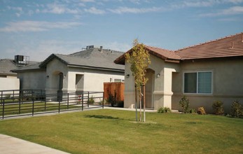 West Day Ranch in Bakersfield, CA - Foto de edificio - Building Photo