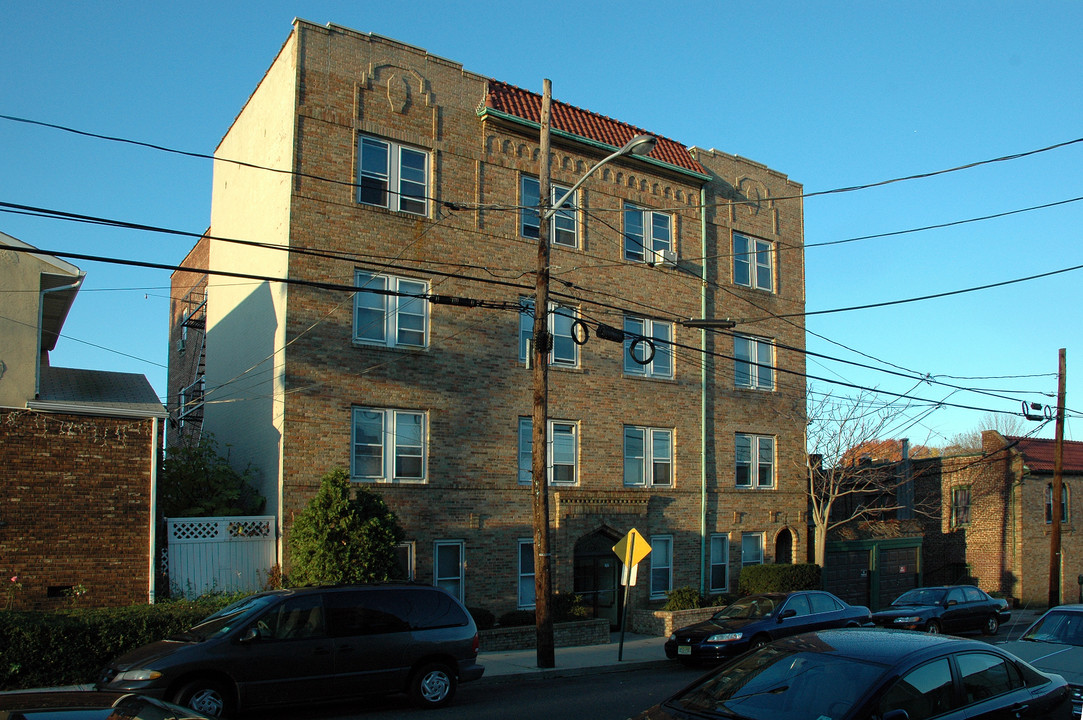 292 Lawton Ave in Cliffside Park, NJ - Building Photo