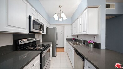 12801 Moorpark St-Unit -308 in Los Angeles, CA - Foto de edificio - Building Photo