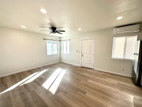 2807 Lincoln Park Ave, Unit Top floor duplex in Los Angeles, CA - Foto de edificio - Building Photo