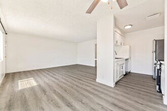 Lindley Apartments in Northridge, CA - Foto de edificio - Building Photo
