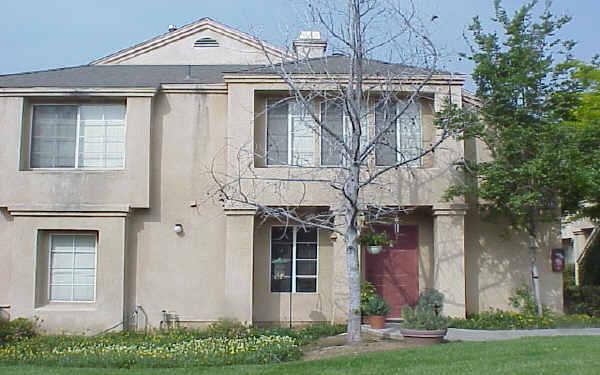 12011 Aspen Cor in Grand Terrace, CA - Foto de edificio