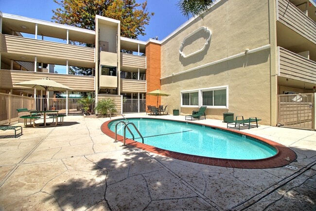 The Monticello Apartments in Redwood City, CA - Foto de edificio - Building Photo