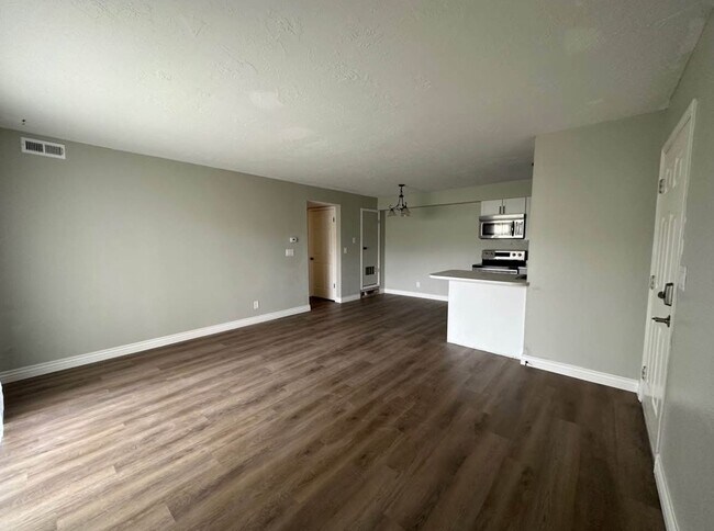2095 S Main St in Bountiful, UT - Building Photo - Building Photo
