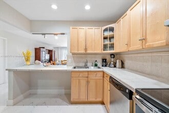 875 NE 195th St in North Miami Beach, FL - Building Photo - Building Photo