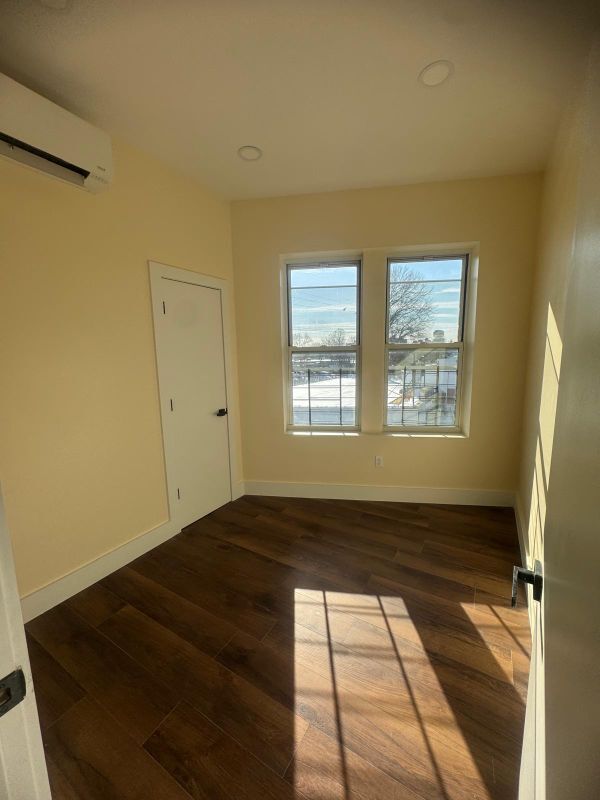 91-04 43rd Ave in Queens, NY - Foto de edificio - Building Photo