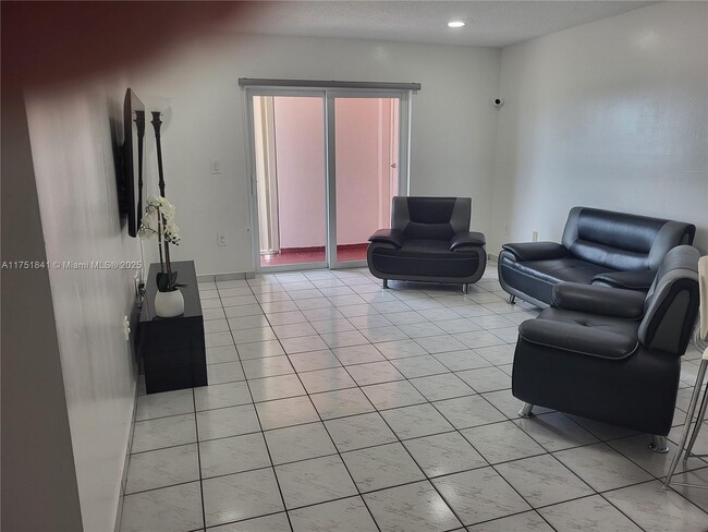 440 E 23rd St in Hialeah, FL - Foto de edificio - Building Photo
