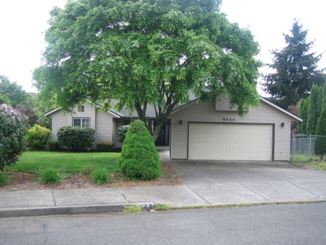 property at 5044 Summerfield Dr SE