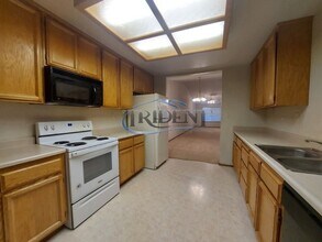 1077 Courtyard Dr in Yuba City, CA - Building Photo - Building Photo