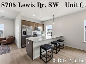 8705 America Dr SW in Cedar Rapids, IA - Building Photo