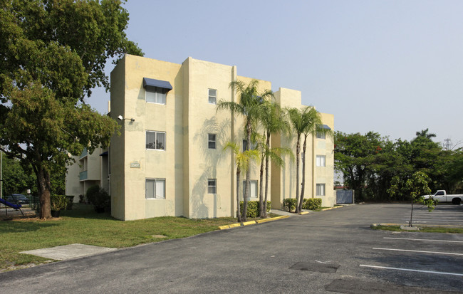 Biscayne Palm Club in Homestead, FL - Foto de edificio - Building Photo