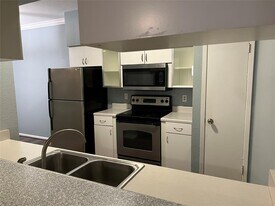 8100 Cambridge St in Houston, TX - Building Photo