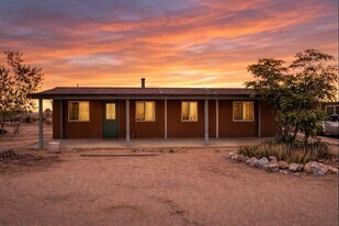 984 Dakota Ln in Landers, CA - Building Photo