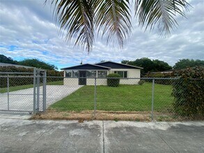 746 NW 3rd St in Florida City, FL - Building Photo - Building Photo