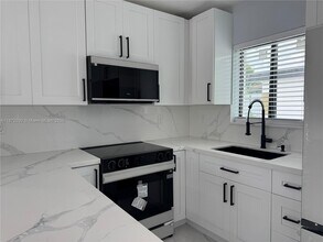 16440 NE 10th Ave in North Miami Beach, FL - Building Photo - Building Photo