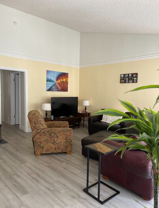 902 Camino Real, Unit #208 in Redondo Beach, CA - Foto de edificio