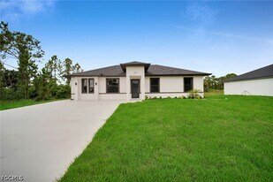 462 Lampion Ave S in Lehigh Acres, FL - Building Photo