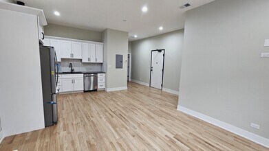 4437 N Broadway St, Unit 2R in Chicago, IL - Building Photo - Building Photo