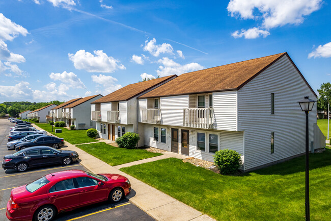 KSU East Townhomes - Student Housing in Kent, OH - Building Photo - Building Photo