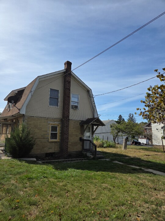 4 Grandview St in East Stroudsburg, PA - Building Photo