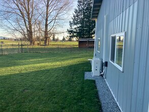14275 Avon Allen Rd in Mount Vernon, WA - Foto de edificio - Building Photo