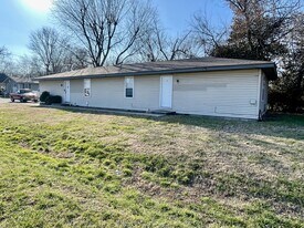 2405-B E Pacific St in Springfield, MO - Building Photo