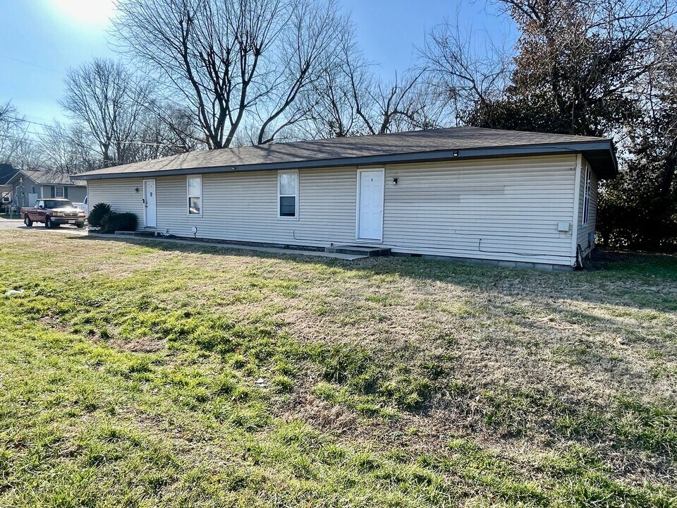 2405-B E Pacific St in Springfield, MO - Building Photo