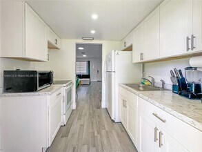 1050 NW 103rd St in Miami, FL - Building Photo - Building Photo