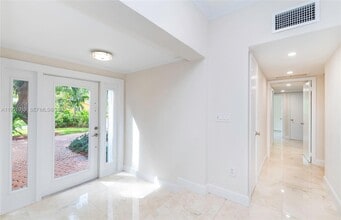 310 Harbor Ct in Key Biscayne, FL - Building Photo - Building Photo