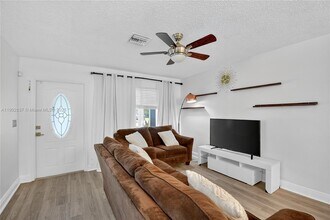 554 NW 46th St in Fort Lauderdale, FL - Foto de edificio - Building Photo