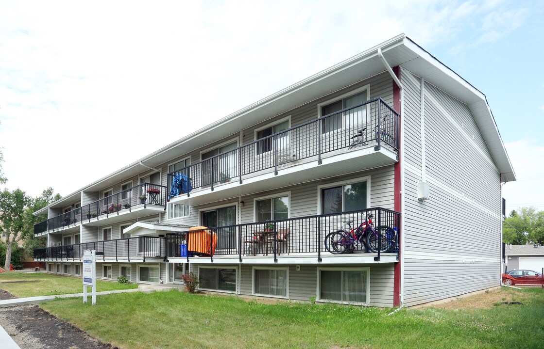 Homestead Manor in Edmonton, AB - Building Photo