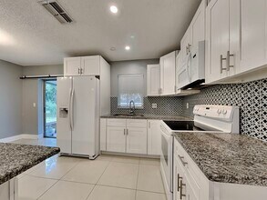 6099 Colchester Ave in Spring Hill, FL - Foto de edificio - Building Photo