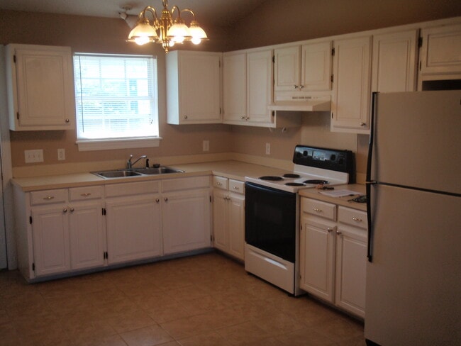 560 Snow Hill St, Unit A in Ayden, NC - Building Photo - Building Photo