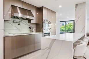 2901 S Bayshore Dr in Miami, FL - Building Photo