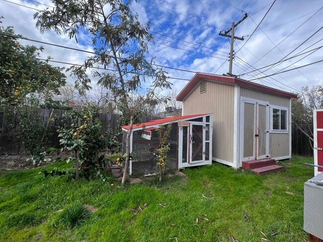 7425 Carella Dr in Sacramento, CA - Building Photo - Building Photo