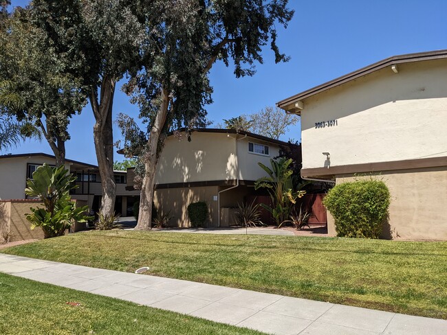 Alma Street Apartments in Palo Alto, CA - Foto de edificio - Building Photo