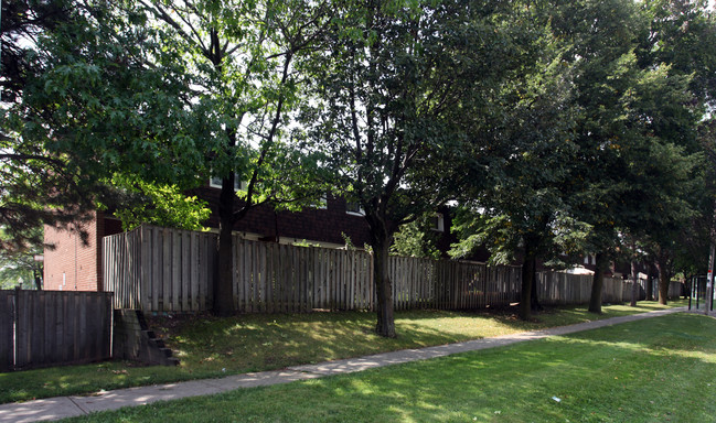 464 Silverstone Dr in Toronto, ON - Building Photo - Building Photo