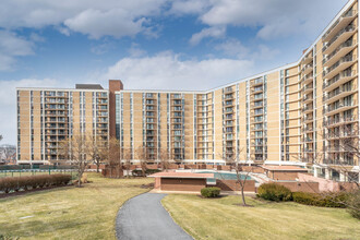 McLean House Condominiums in McLean, VA - Building Photo - Building Photo