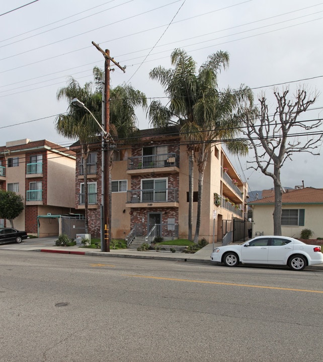 630 S Lake St in Burbank, CA - Building Photo