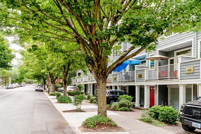 2505 NW Thurman St in Portland, OR - Foto de edificio - Building Photo