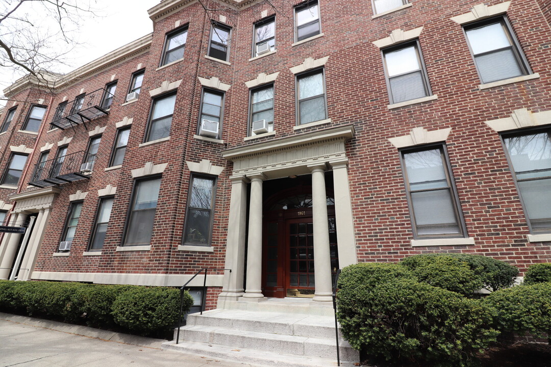 1961 Commonwealth Ave in Boston, MA - Foto de edificio