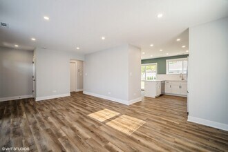 648 Oakwood Ct in Des Plaines, IL - Building Photo - Building Photo