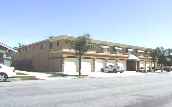 316 Gladys Ave in Long Beach, CA - Building Photo - Building Photo