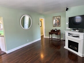 5 Vale Dr in Huntington, NY - Building Photo - Building Photo