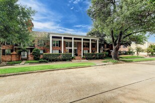 2824 Briarhurst Dr in Houston, TX - Building Photo
